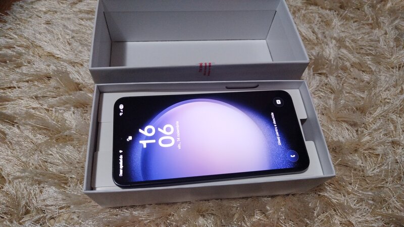 Telefon Samsung s23 memorie RAM 8 GB numar interna 256 GB aproape nou