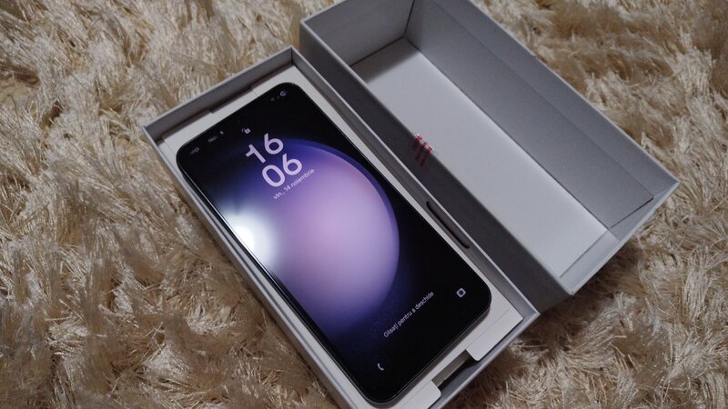 Telefon Samsung s23 memorie RAM 8 GB numar interna 256 GB aproape nou