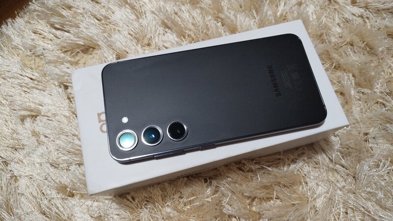 Telefon Samsung s23 memorie RAM 8 GB numar interna 256 GB aproape nou