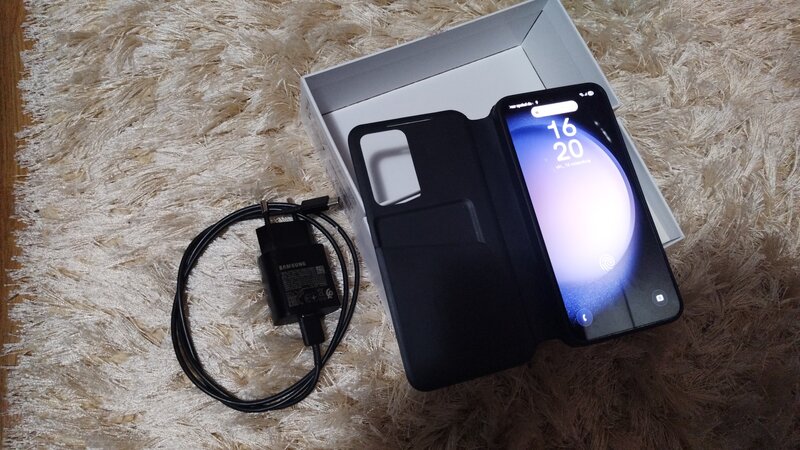 Telefon Samsung s23 memorie RAM 8 GB numar interna 256 GB aproape nou